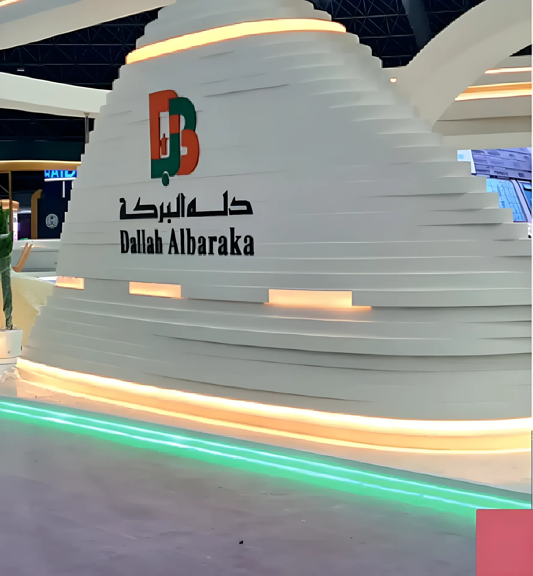 جناح دلة البركة بواجهة منحنية بيضاء وإضاءة خطية خضراء