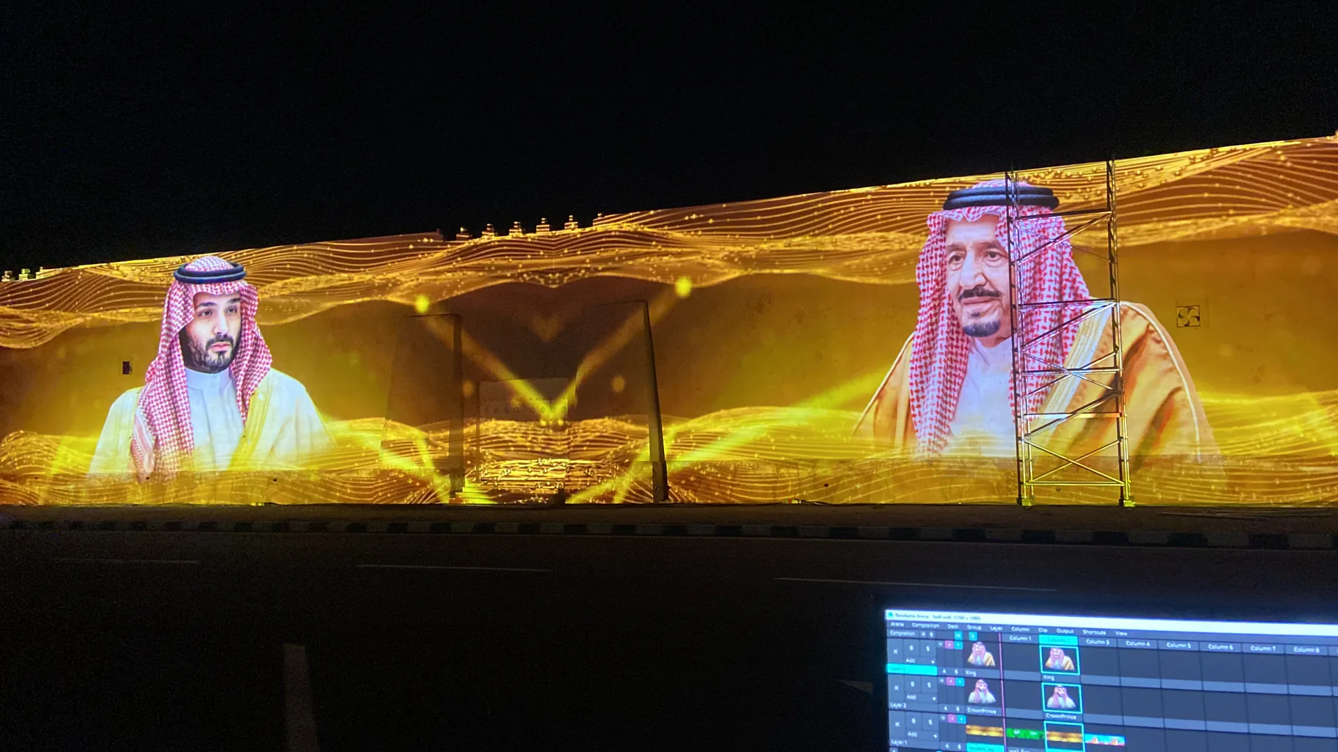 جدارية مضيئة بصور القيادة في احتفال
