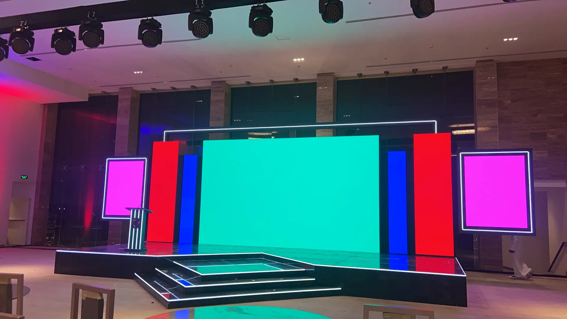 مسرح وشاشات LED قبل الفعالية