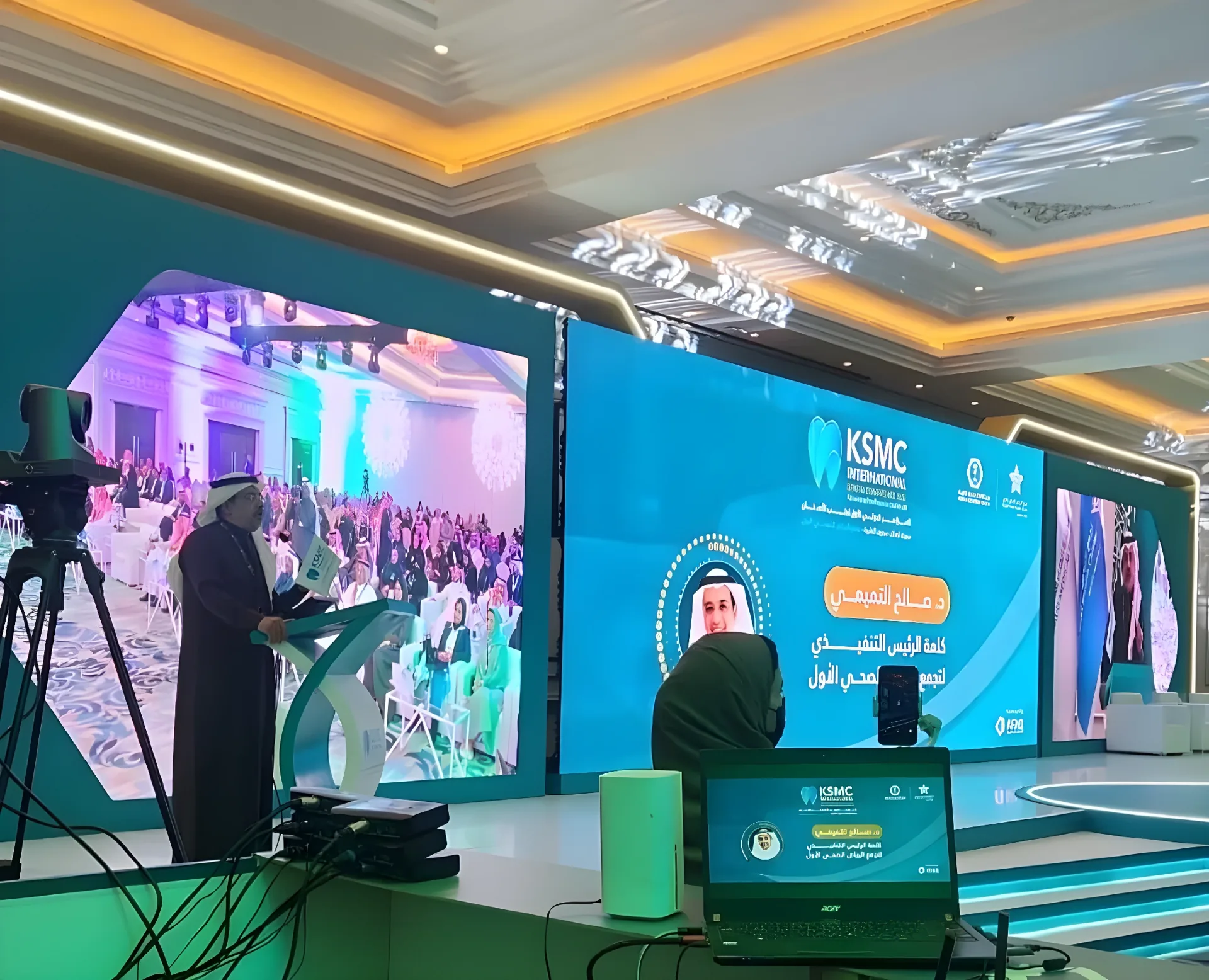 شاشات LED ومنصة متحدثين في مؤتمر KSMC الدولي لطب الأسنان