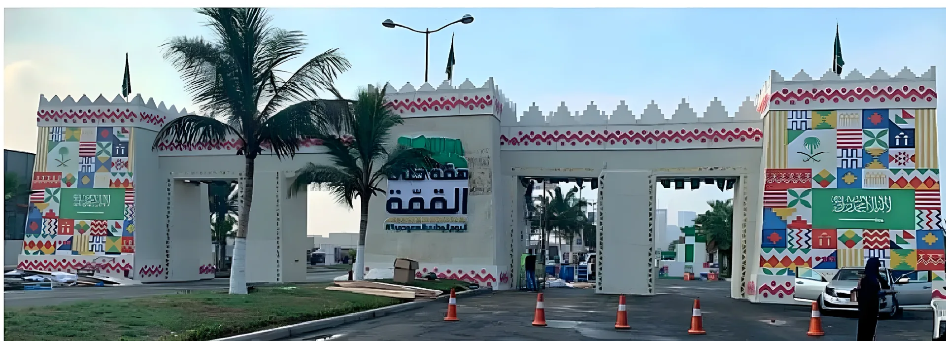 بوابة اليوم الوطني بزخارف السدو على مدخل الحي